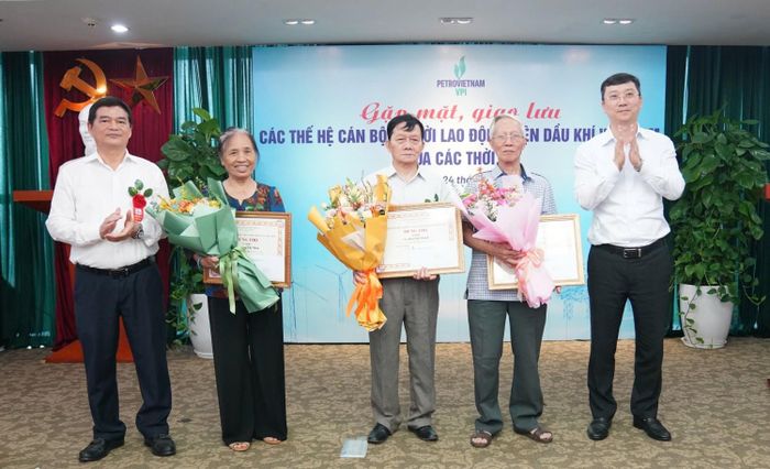 Lãnh đạo VPI và Ban Liên lạc Hưu trí mừng thọ và tri ân cán bộ hưu trí tại khu vực Hà Nội.