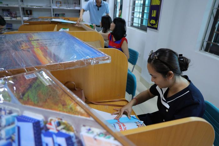 Đoàn viên thanh niên PETROVIETNAM phối hợp công tác chuẩn bị quà tặng.