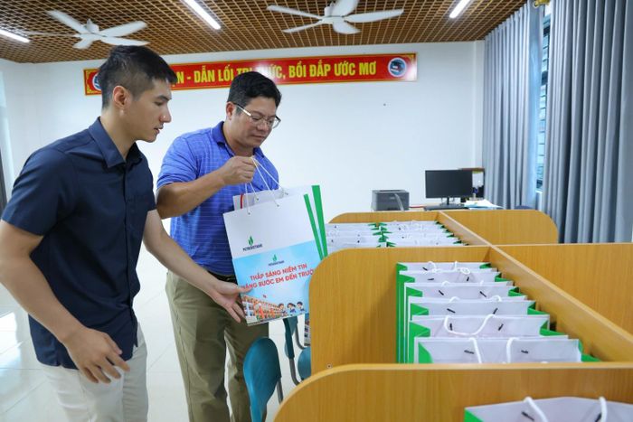 Công tác chuẩn bị quà Trung thu cho các em học sinh được các cán bộ Công đoàn Tập đoàn Công nghiệp - Năng lượng Quốc gia Việt Nam (PETROVIETNAM) chuẩn bị.