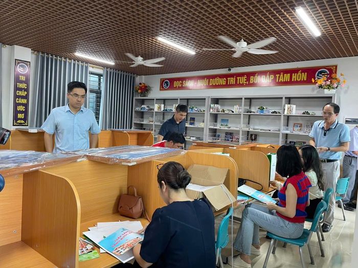Đoàn công tác PETROVIETNAM chuẩn bị quà để trao tặng cho các em học sinh trong chương trình đón Tết Trung thu.