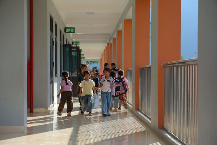 Các em học sinh dọn vệ sinh tại các khuôn viên chung như sân chơi, hành lang, chuẩn bị sẵn sàng cho chương trình Tết Trung thu năm 2026.
