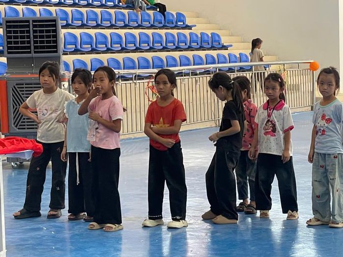 Các em học sinh khối tiểu học háo hức xem các anh chị luyện tập văn nghệ.