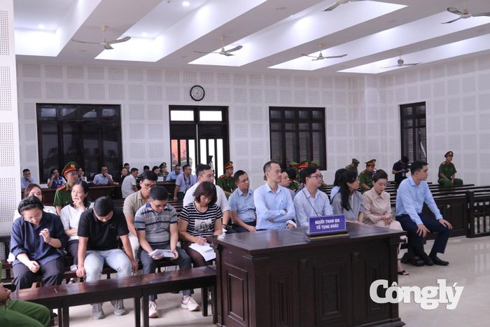 Những người tham gia tố tụng tại điểm cầu trung tâm.