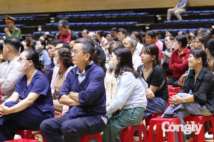 Các bị hại có mặt tại điểm cầu xét xử, chờ đợi quá trình giải quyết vụ án.