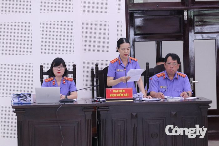Đại diện Viện kiểm sát thông qua cáo trạng.