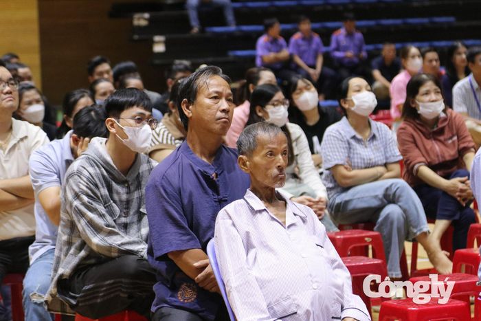Nhiều bị hại đến tham dự phiên tòa từ sáng sớm.