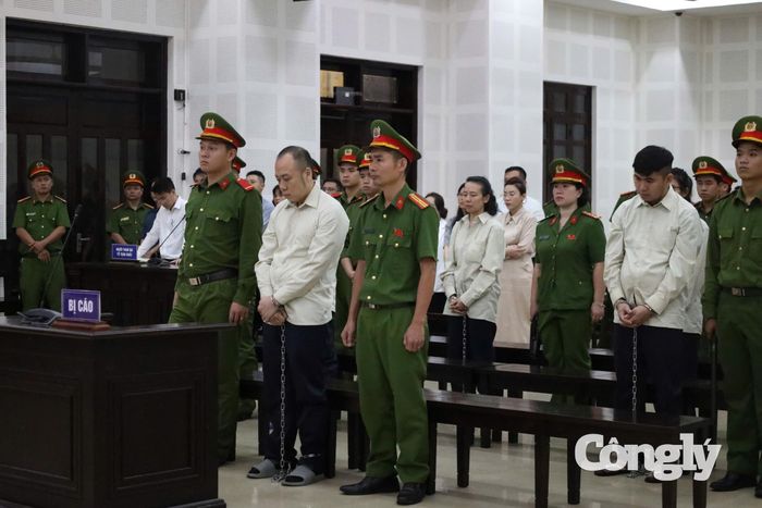 Các bị cáo tại phiên tòa xét xử.