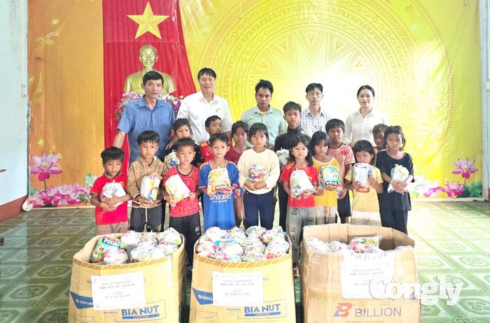 Đoàn viên TAND khu vực 10 - Gia Lai tặng quà cho các cháu thiếu nhi làng kết nghĩa.