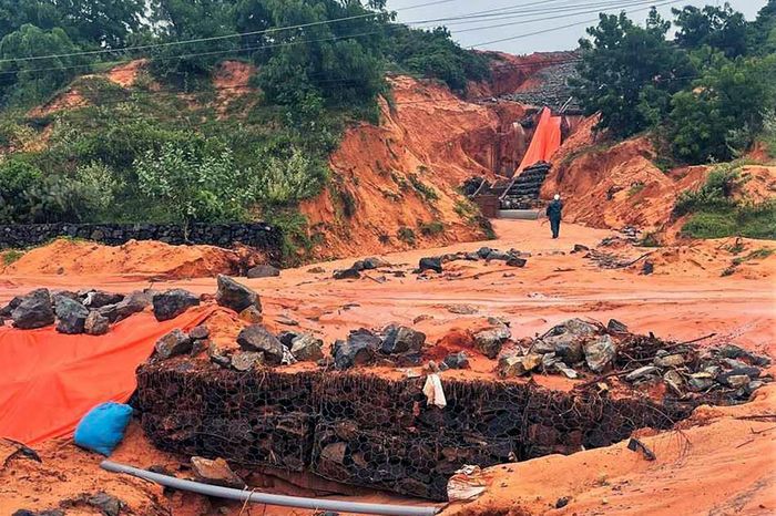 Mưa lớn gây sạt lở tại xã Phan Rí Cửa. Ảnh: Trần Thăng