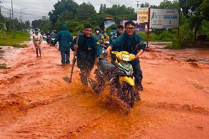 Lực lượng Ban Chỉ huy Quân sự phường Phú Thủy khắc phục cát đỏ tràn xuống đường. Ảnh: Tìm kiếm cứu nạn Bình Thuận