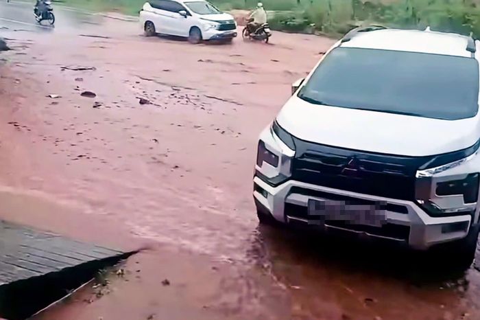 Cát đỏ tràn xuống đường. Ảnh: TN