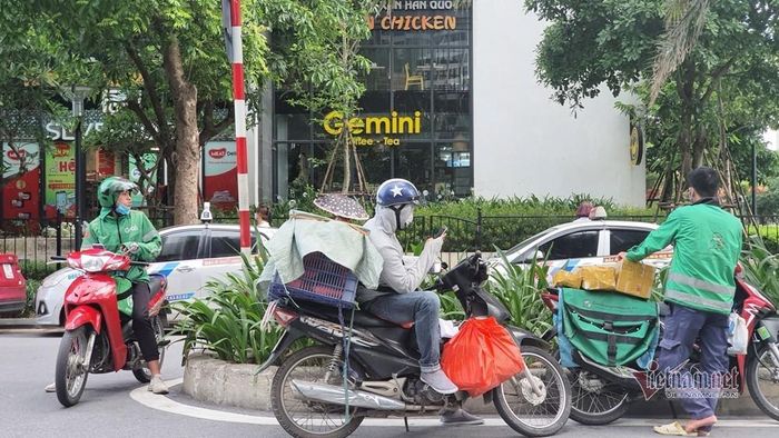 Khi giá chuyến đi, cách phân việc, mức thưởng hay khả năng tiếp cận khách hàng ngày càng được quyết định qua nền tảng số, quan hệ giữa doanh nghiệp và người trực tiếp làm việc đã khác trước. Ảnh: TL