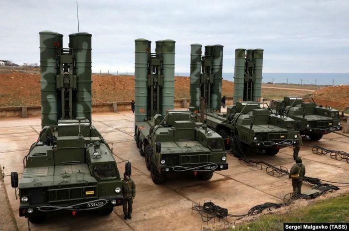 Xe bệ phóng tên lửa phòng không S-400. Ảnh: Sergei Malgavko/TASS/euromaidanpress.com