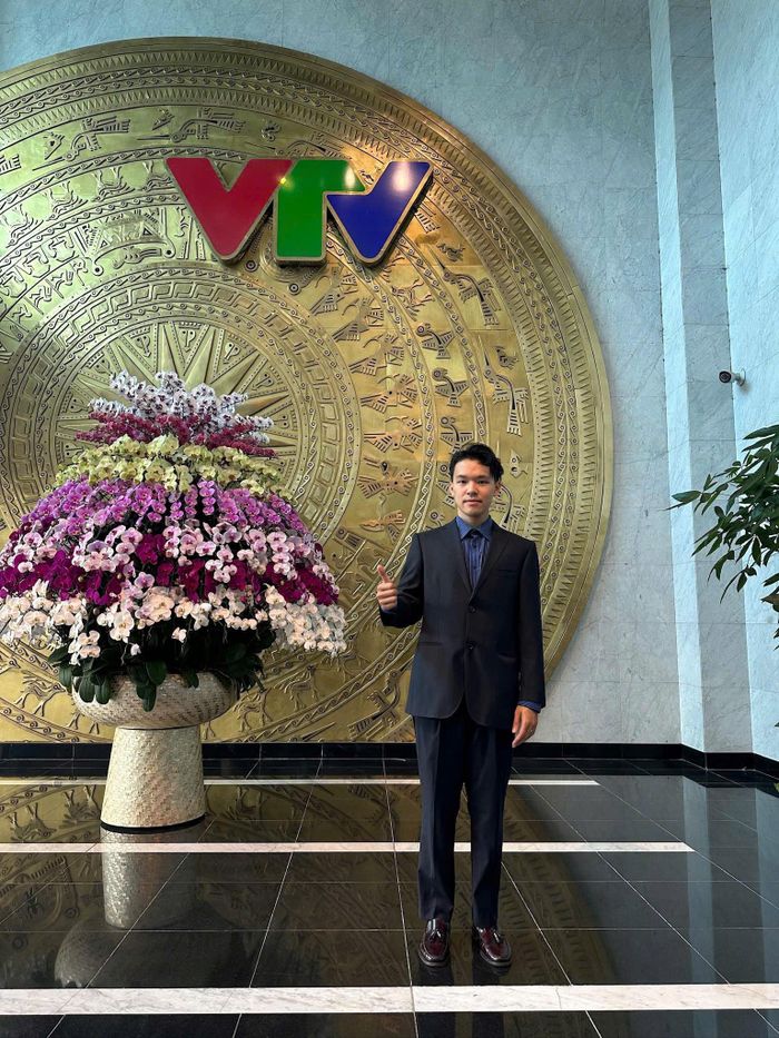 Vẻ ngoài khi lên hình của Danh Tùng khác hẳn so với khi lên sân khấu. 