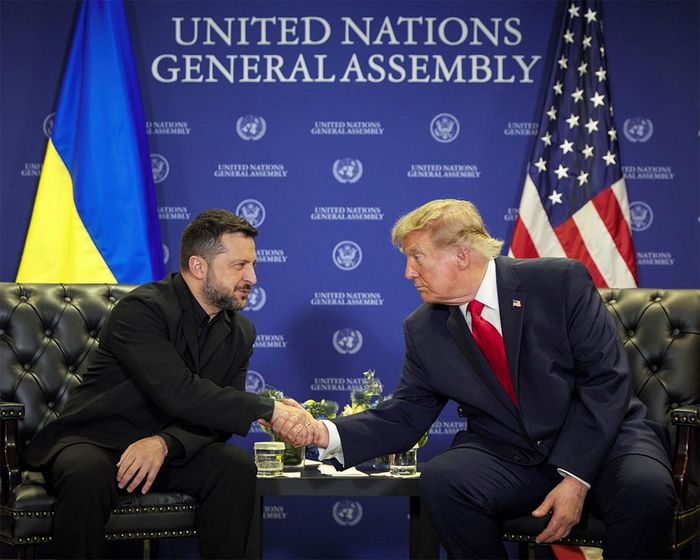Tổng thống Ukraine Volodymyr Zelensky (trái) tại cuộc hội đàm với Tổng thống Mỹ Donald Trump tại New York ngày 22/9. Ảnh: EPA