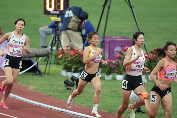 Nguyễn Thị Oanh (số đeo 5) thi chung kết 10.000m nữ - Ảnh: SN