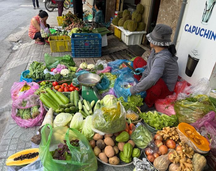 Giá rau tăng khiến cho cả người bán và người mua lo lắng. Ảnh: Thu Hà