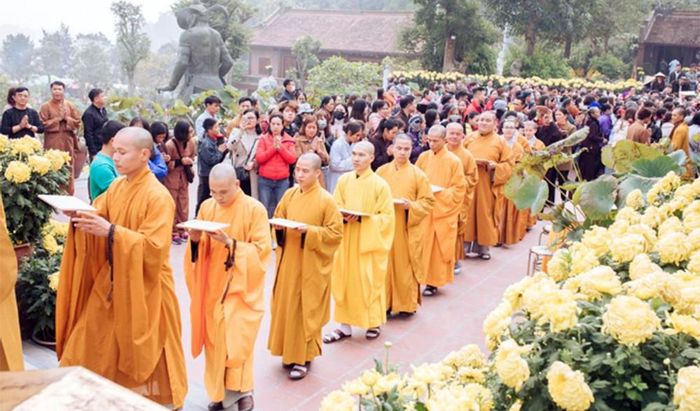 Trái: Các quyển kinh chép tay được nhà chùa bọc cẩn thận trong các tấm vải lụa vàng, đặt trong tháp thờ Bồ tát Địa Tạng và một số không gian thờ tự khác ở chùa. Phải: Hình ảnh chư tăng trong nghi lễ thỉnh đặt 49.000 cuốn kinh chép tay vào bên trong tháp thờ Bồ tát Địa Tạng tại chùa Địa Tạng Phi Lai trong dịp đầu xuân 2020. Ảnh: Cổng thông tin Phật giáo thuộc Giáo hội Việt Nam