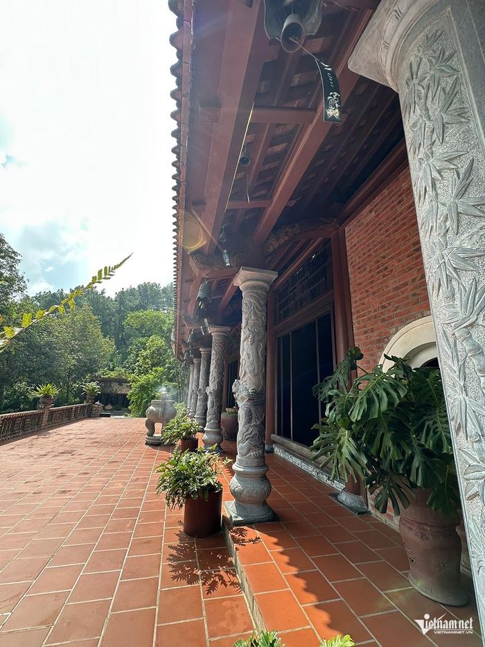 Về Địa Tạng Phi Lai Tự, dễ nhận ra cây xanh gần như luôn hiện diện cùng kiến trúc. Tượng Phật không tách khỏi vườn. Mái chùa thấp xuống giữa cây. Những phiến đá dẫn qua mặt nước phủ xanh.