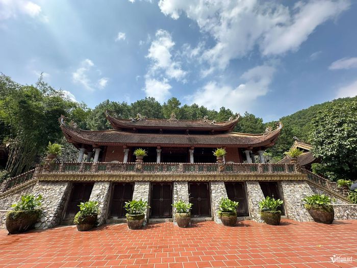 Chùa Địa Tạng Phi Lai (Địa Tạng Phi Lai Tự, tên cổ là chùa Đùng) thuộc Hà Nam cũ, cách Hà Nội khoảng 70 km, có địa thế phong thủy tựa lưng vào núi.