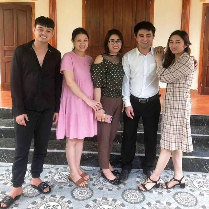 Chị Hà (áo chấm bi) bên các anh chị em