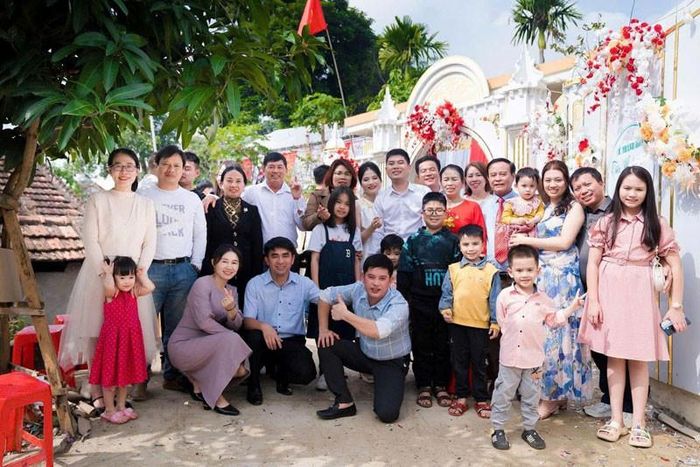 Bà Thảo (mặc áo vest đen) hạnh phúc tuổi già khi có con cháu đầy đàn