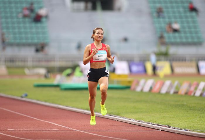 Nguyễn Thị Oanh thi đấu ở nội dung 10.000m. Ảnh: S.N