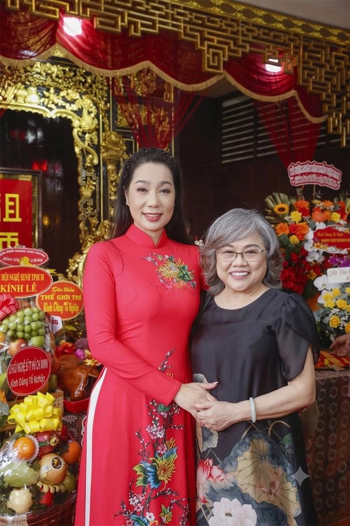 NSND Trịnh Kim Chi bên nghệ sĩ Ái Như.