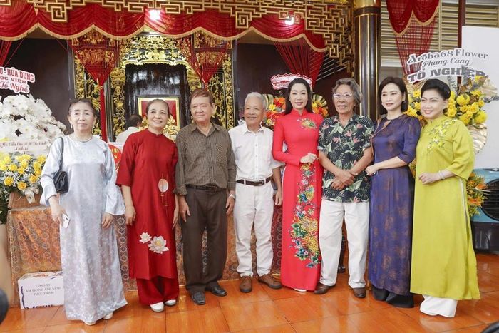NSND Trịnh Kim Chi bên đông đảo nghệ sĩ trong ngày Giỗ Tổ.