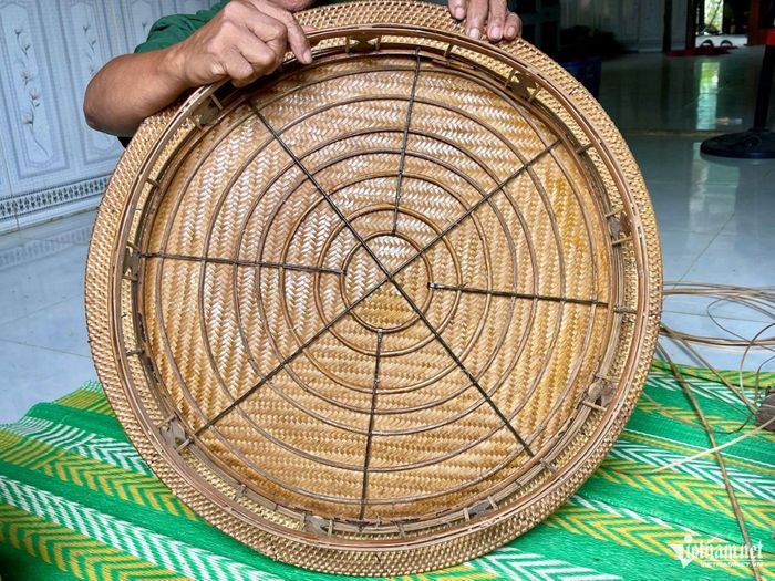 Chiếc mâm có giá 5 triệu đồng được làm một cách tỉ mỉ. Ảnh: Huy Trường