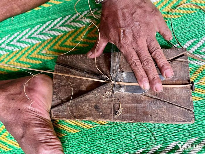 Để làm nên những sản phẩm thủ công độc đáo, người thợ phải tỉ mỉ trong từng công đoạn. Ảnh: Huy Trường
