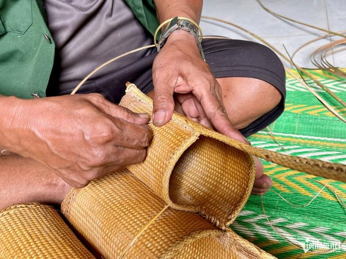 Hơn 30 năm làm nghề, ông Hốih Plát đã tạo ra hàng chục sản phẩm với thu nhập tốt. Ảnh: Huy Trường