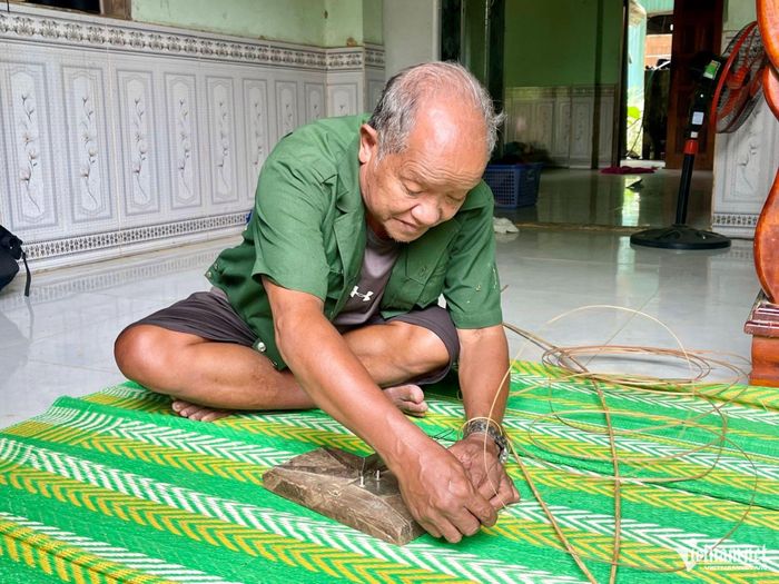 Ông Hốih Plát học nghề đan lát từ nhỏ, đến khoảng 20 tuổi thì thành thạo các công đoạn để làm nên sản phẩm. Ảnh: Huy Trường