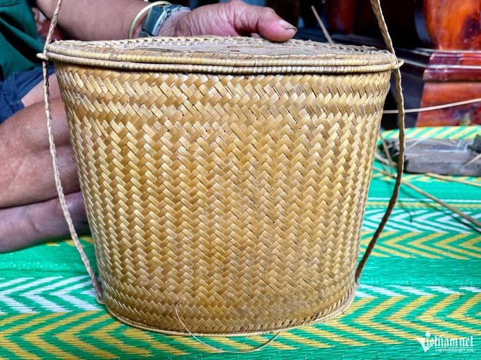 Một sản phẩm được ông Hốih Plát hoàn thành, chuẩn bị giao cho khách. Ảnh: Huy Trường