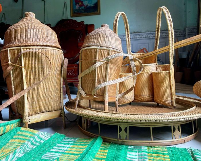 Để tạo nên những chiếc hộp đựng đồ, talet phải mất từ 1 đến hơn 3 tháng mới hoàn thành. Ảnh: Huy Trường