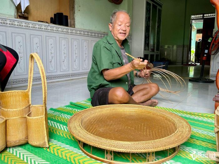 Nghệ nhân Hốih Plát kiên trì giữ nét đẹp văn hóa Cơ Tu từ chiếc mâm mây đến các sản phẩm thủ công. Ảnh: Huy Trường