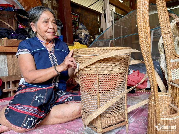 Những sản phẩm đan lát được sử dụng trong đời sống của đồng bào Cơ Tu. Ảnh: Huy Trường