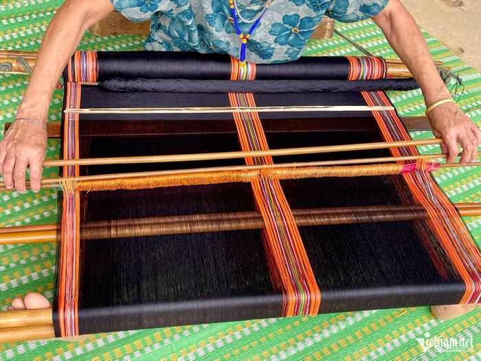 Mỗi sản phẩm thủ công được tạo ra không chỉ mang lại sinh kế, mà còn lưu giữ nét đẹp văn hóa của đồng bào Cơ Tu. Ảnh: Huy Trường