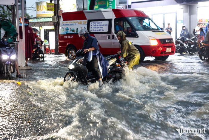 TPHCM và Nam Bộ mưa lớn trong ngày 23/9. Ảnh: Nguyễn Huế 