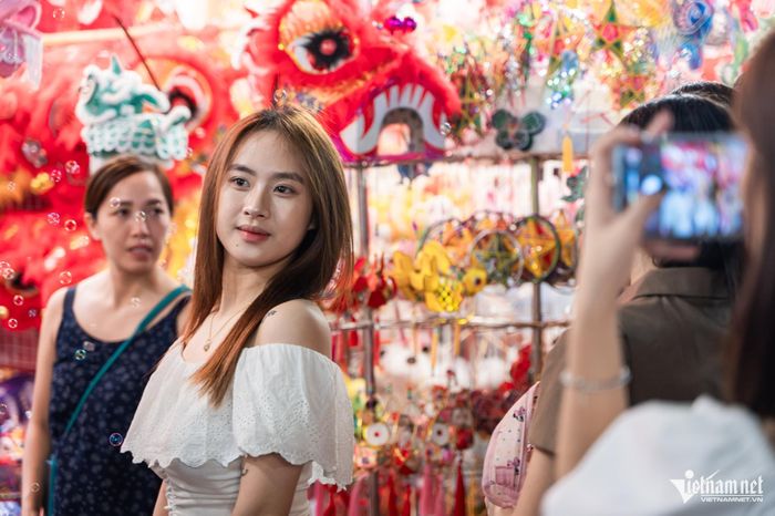 Phố Hàng Mã đông kín người dân và du khách