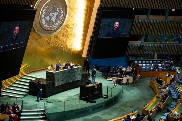 Tổng thống Ukraine Volodymyr Zelensky phát biểu trước Đại hội đồng Liên Hợp Quốc ở New York, Mỹ hôm 23/9. Ảnh: New York Times