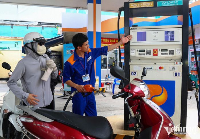 Giá xăng dầu trong nước chiều nay được điều chỉnh. Ảnh: Tuấn Hùng