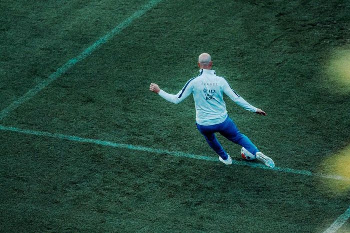 Zidane biểu diễn kỹ thuật trên sân tập. Ảnh: FFF