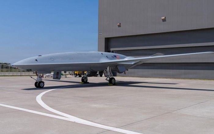 Chiếc UAV MQ-25A Stingray hoàn thiện lớp sơn đầu tiên đậu trên sân đỗ bên ngoài nhà máy sản xuất MQ-25 chuyên dụng của Boeing ở Mascoutah, bang Illinois. (Nguồn ảnh: Boeing/Kelsey Chadwick/theaviationist.com)