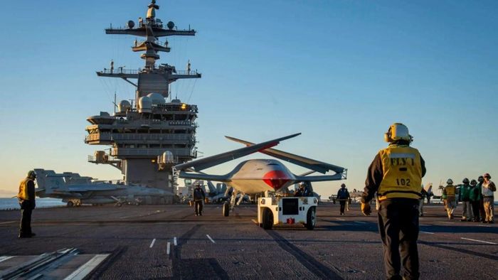 Hải quân Mỹ đặt hàng những chiếc UAV MQ-25A Stingray thương mại đầu tiên, đưa chương trình máy bay không người lái tiếp nhiên liệu trên tàu sân bay tiến gần hơn đến giai đoạn vận hành thực tế. (Ảnh: DVIDS/Brandon Roberson/interestingengineering.com)