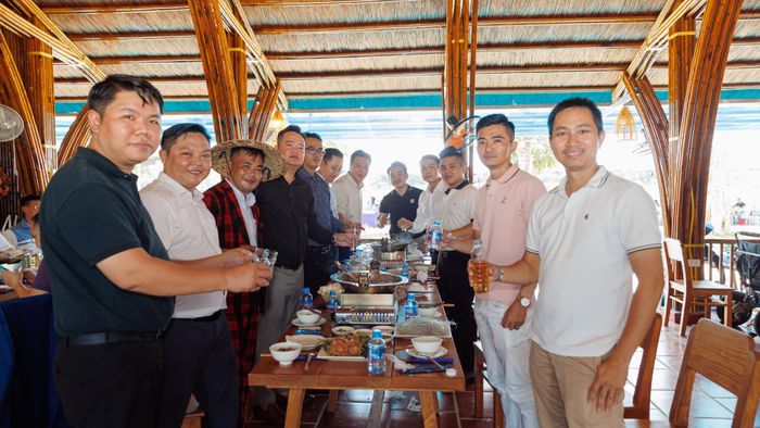 Không cần đi xa, cư dân cùng bạn bè có thể hội họp ngay tại Nhà hàng Làng nướng Bắc Sài Gòn. Ảnh: Phương Trường An 