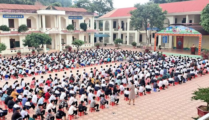 Đầu năm học 2026-2027, hiệu trưởng nhà trường đã phải viết thư ngỏ kêu gọi hỗ trợ gạo, thực phẩm để duy trì bữa ăn cho các em nhà xa trường. Ảnh: Trường THCS Võ Nguyên Giáp