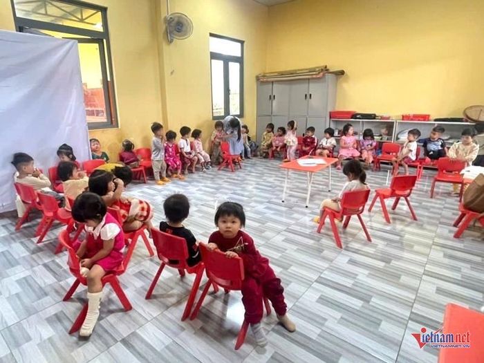 Do diện tích hạn chế nên lớp 3 tuổi và nhóm trẻ được ưu tiên học trong nhà văn hóa. Ảnh: Trần Hoàn