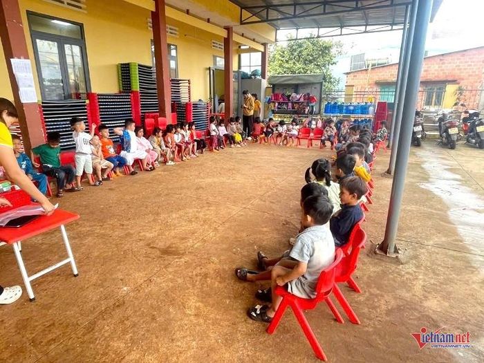  Nhiều phụ huynh cho rằng, dù sân có mái che, khu vực này không đảm bảo chất lượng dạy và học. Ảnh: Trần Hoàn