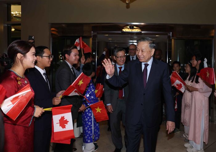 Cán bộ, nhân viên Đại sứ quán và đại diện cộng đồng người Việt Nam tại Canada đón Tổng Bí thư, Chủ tịch nước Tô Lâm. Ảnh: TTXVN